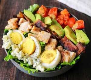 salade cobb au poulet et au bacon